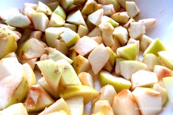Яблоки помыть, серединку вырезать (кожицу по желанию), нарезать на кусочки, сбрызнуть лимонным соком.