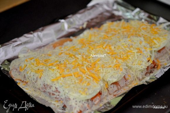 Выложить поверх рыбы, затем тертый сыр пармезан и тертый сыр моцарелла или чеддар.