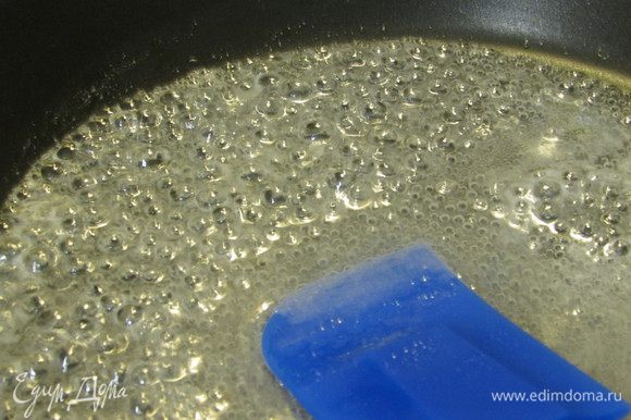 В сухую сковороду всыпьте сахар, добавьте немного воды и не среднем огне приготовьте карамель золотисто-желтого цвета.