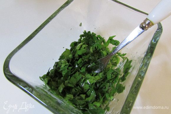 Смешайте зелень петрушки с 2 ст. л. оливкового масла.