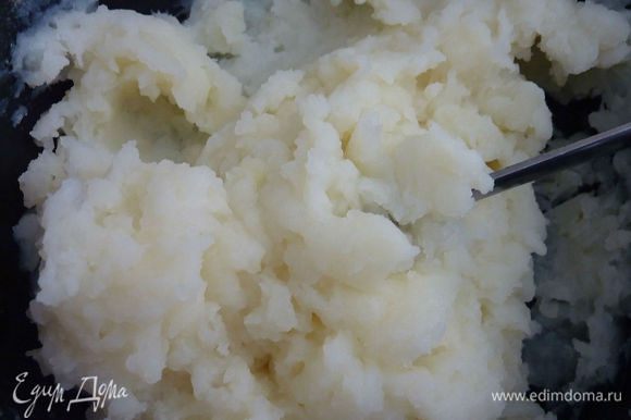 Картошку почистить и порезать на кубики. Отварить картошку до мягкости, слить воду и размять в пюре.