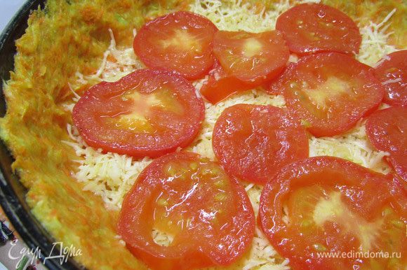 На сыр выложить помидоры в один слой.