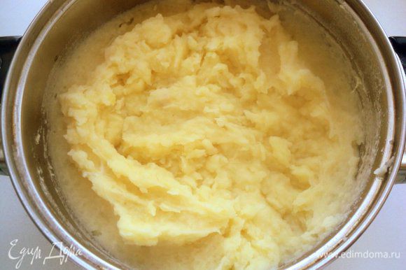 Картофель очистить и отварить в подсоленной воде до готовности. Воду слить, добавить сливочное масло, 2 ст.ложки натертого пармезана, яйцо и размять картофель в пышное пюре. Посолить и поперчить по вкусу.