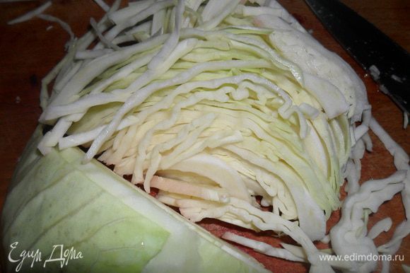 Как картофель будет почти готов, добавить нарезанную капусту.