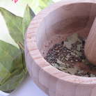 Поместить в ступку черный и душистый перец горошком, растереть. Добавить молотый лавровый лист по вкусу. У меня не было молотого, поэтому просто раскрошила обычный лист.