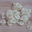 Зубчики чеснока нарезать очень тонкими пластинками.