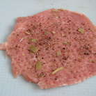 Отбитое мясо посолить , посыпать смесью перцев с лавровым листом.