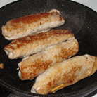 Разогреть в сковороде с высокими ботиками или сотейнике растительное масло и обжарить рулетики со всех сторон порциями. 