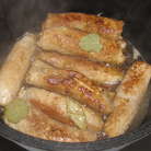 Добавить немного мясного бульона, чтобы он закрыл лук и потушить минут 10-15. Вместо мясного бульона можно взять сметану, обмазать рулетики и довести до готовности в духовке.)))