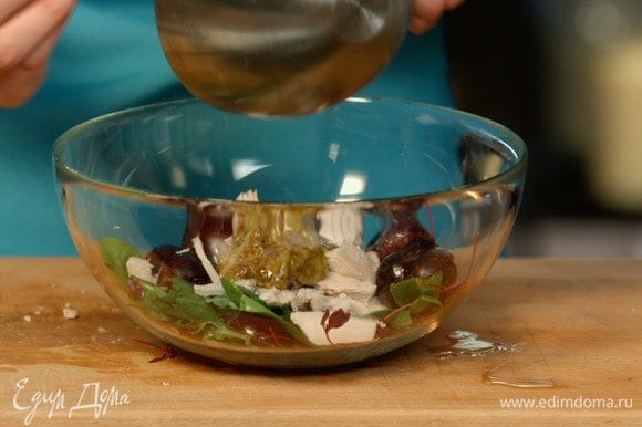 Индейку и виноград смешать в красивом салатнике. Полить салат соусом, украсить листиками базилика и посыпать орехами.