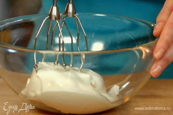 Готовим сливочный соус. С помощью миксера смешиваем йогурт, сыр маскарпоне и белый сахар.