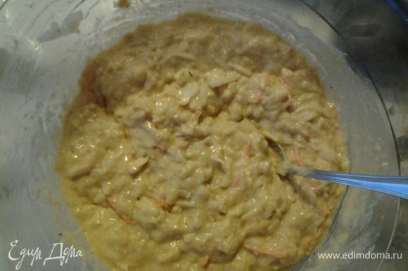 Квашеную капусту( 270 грамм) мелко порезать, соединить с рассолом( 130 гр), добавить в тесто.