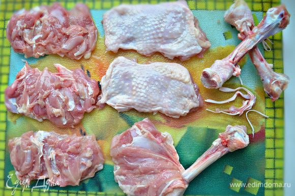 Отделить с помощью острого ножа от мяса кость, удалить сухожилия. Для праздничного застолья гораздо удобнее использовать мясо без костей. Куриное филе посолить и оставить на 30 мин.