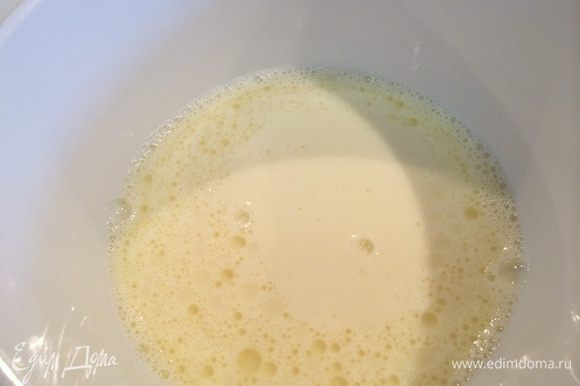 Взбейте вилкой куриное яйцо с сахаром и солью. Добавьте 1/2 стакана теплого молока, 1 ст. ложку растительного масла, перемешайте. В полученную смесь всыпьте просеянную муку с содой, следите, чтобы не было комков. Теперь влейте оставшееся теплое молоко. Тесто получится по консистенции, как жидкая сметана. Оставьте тесто на полчаса, затем еще раз перемешайте.