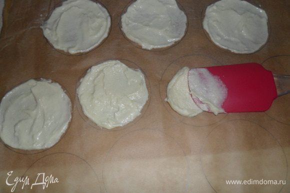 С помощью лопатки наносим тесто на кружочки.