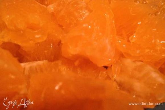 Апельсины очистить от кожуры и косточек, дольки очистить и разрезать на 2 части.