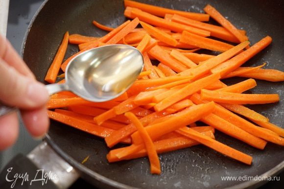 Приготовим начинку: морковь почистить, нарезать брусочками толщиной примерно по 0,5 см, длиной сантиметров 8. На разогретую с 1 ст.л растительного масла сковороду выкладываем морковь, немного обжариваем со всех сторон, добавляем 1 ст. ложку яблочного уксуса, выпариваем его.