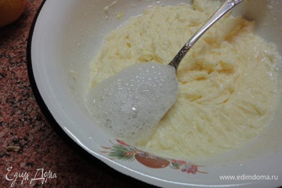 Размягченное масло взбить с сахаром, затем по одному вбить яйца и добавить гашеную в лимонном соке пищевую соду.