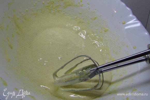 Яичные желтки, 60 г сахара и мякоть ванили взбейте до состояния густого крема.