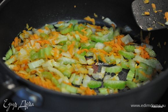Обжарить на оливковом и сливочном масле лук, затем морковь и сельдерей 3-4 минуты.