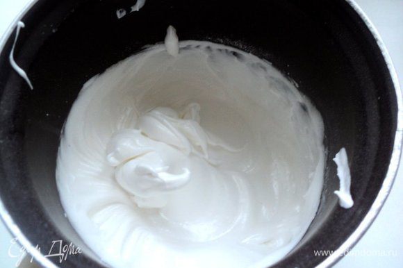 Охлажденные белки взбить в крепкую пену, добавив в конце 5 ст.ложек сахарной пудры и ванильный сахар.