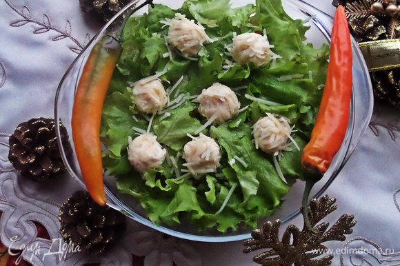 К горячей лепёшечке предлагаю подать помидорки или вот такой салатик от Светочки: http://www.edimdoma.ru/retsepty/70875-novogodniy-salat-snezhki Делать не трудно,но все с удовольствием покушали его)))