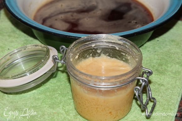 Смешиваем кофе, сахар и мед (в баночке кристаллизовавшийся инвертный сироп)