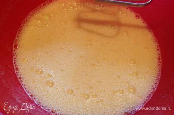 Слегка взбить яйца с сахаром и жидким медом. Добавить гашеную соду.