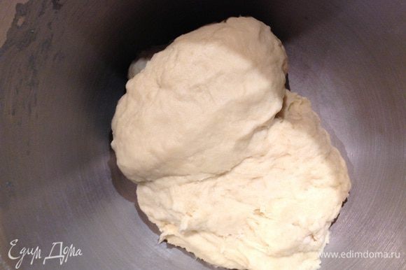 Муку просеять, добавить соль. Медленно добавить опару и замесить тесто.
