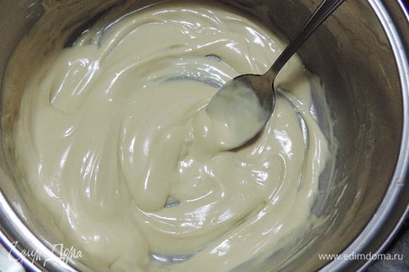 Растопим белый шоколад, добавим растительное масло, чтобы придать ему текучесть.