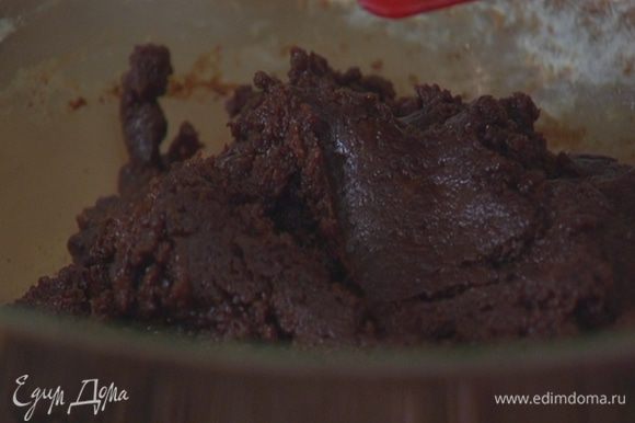 В муку влить шоколадно-яичную массу и вымешать тесто.