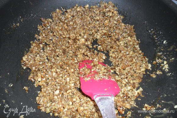 Готовим начинку: Сахарный песок расплавить на слабом огне при постоянном помешивании, добавить сливки, орехи и специи. Дать остыть.