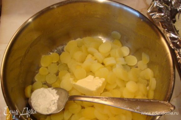 Слить воду, добавить соль, крахмал 1 ст.л. и сливочное масло. Внимание! сливочное масло лучше пока не добавлять, иначе картофель становиться скользким и неудобно будет выкладывать красоту.