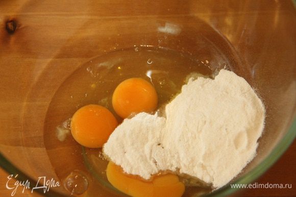Корж-основа. Взбить яйца с сахаром.