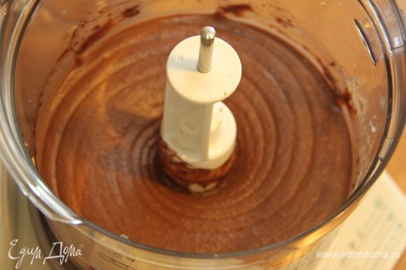 Добавить шоколадно-сливочную массу к каштановой пасте и тщательно взбить до получения однородной пасты. Периодически помогайте массе, силиконовой лопаточкой счищайте крем с боков ёмкости.