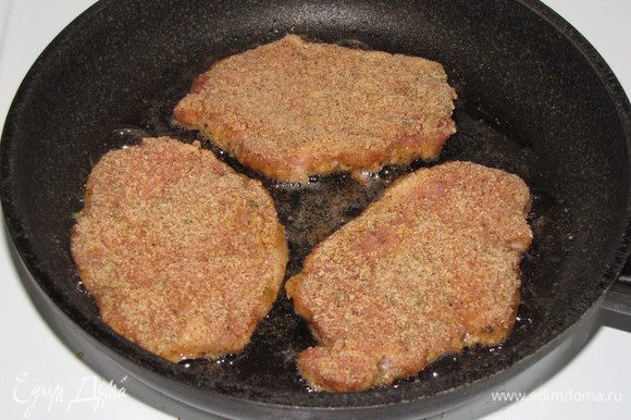 Разогреть в сковороде растительное масло и обжарить мясо примерно по 1 минуте с каждой стороны. Обжаренные отбивные выложить в миску и накрыть крышкой.