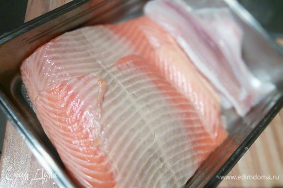 Лосось, лососевая форель - не важно, важно, что эта рыба розовых сортов. Белая рыба тоже может быть разной (у меня пангазиус). Рыбу разделайте на филе, тщательно избавьтесь от косточек.