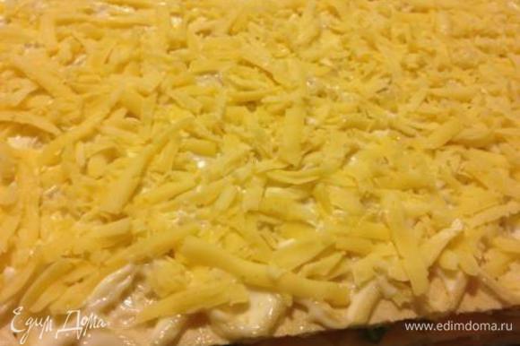 Следующий смазать майонезом и выложить сыр с чесноком.
