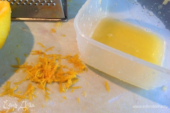 Для клюквенного соуса: цедру апельсина мелко натрите, из апельсина выжмите сок.