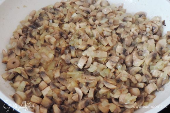 Для грибной начинки шампиньоны мелко нарезаем, выкладываем на раскаленную сухую сковороду, держим их там до испарения жидкости, затем уменьшаем огонь, добавляем растительное масло и мелконарезанный лук. Жарим до готовности лука, солим по вкусу.