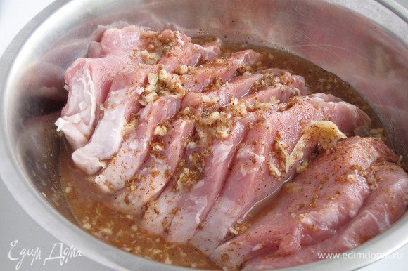 Положить свинину в маринад и оставить на 1 час. За это время мясо можно перевернуть пару раз.