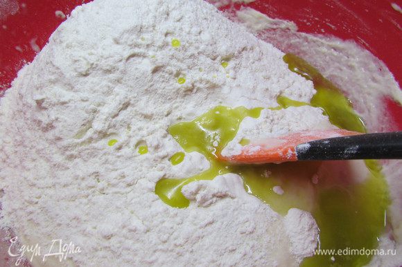 Затем добавить соль, оливковое масло и оставшуюся муку. Замесить тесто, когда мука перестанет прилипать.