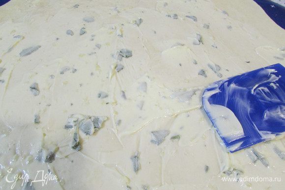 Когда тесто увеличится в объеме, его нужно осадить и тонко раскатать. Затем смазать чесночным маслом.