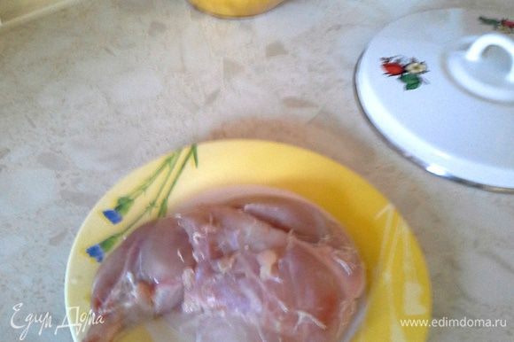 Мясо кролика помыть, снять пленки, порезать, замочить на 0.5 часа в воде с соком половинки лимона. Затем просушить бумажным полотенцем.