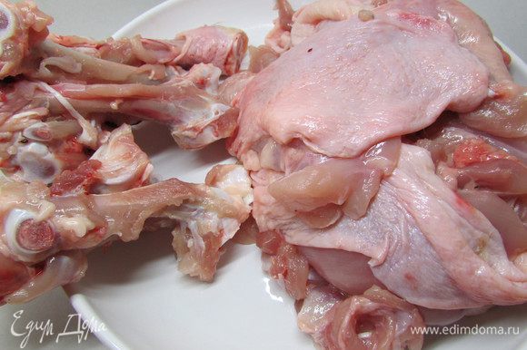 Куриные бедра, голени, филе, хорошо вымыть. Обсушить и отделить от костей и сухожилий.