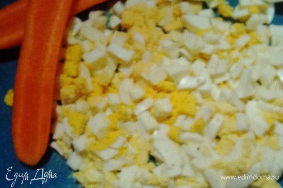 В готовый кипящий куриный бульон закладываем кубики картофеля, тертую морковь и измельченный лук. Варим 10- 15 минут. Тем временем отвариваем яйца, рубим их мелким кубиком.