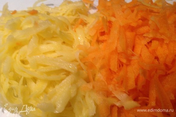 Картофель и морковь почистите и натрите на крупной терке.