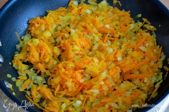 Тем временем в сковороде разогреть 2 ложки оливкового масла и слегка обжарить лук и морковь до размягчения овощей.