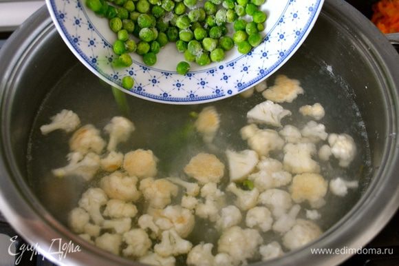 Через минуты 3-4 как выложили тефтельки в кастрюлю, добавить цветную капусту и замороженный зеленый горошек. Продолжать варить еще 5 минут.