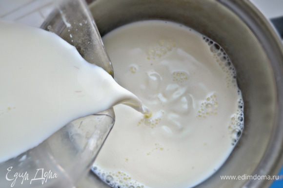 Остальные 400 мл молока налить в кастрюлю, всыпать сахар и довести до кипения на слабом огне.